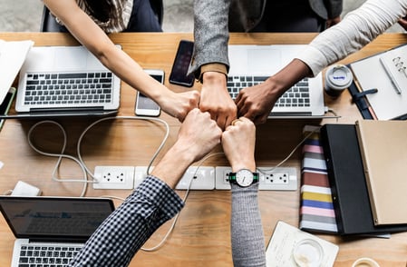 Las empresas que construyen país: cómo las grandes empresas y las PYMES impulsan el empleo y el crecimiento económico en Colombia.